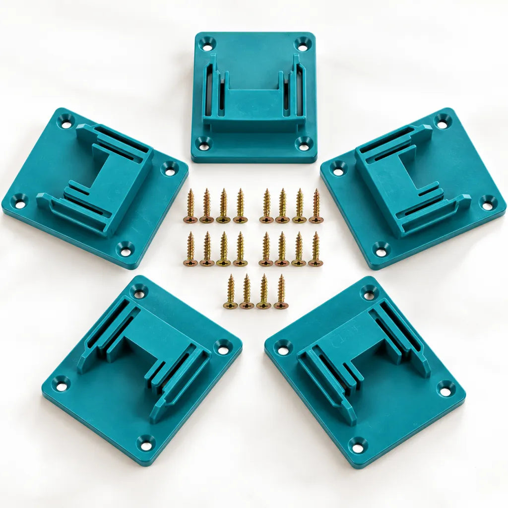 Due utensili a batteria appesi a supporti turchesi su una parete in legno dell'officina
