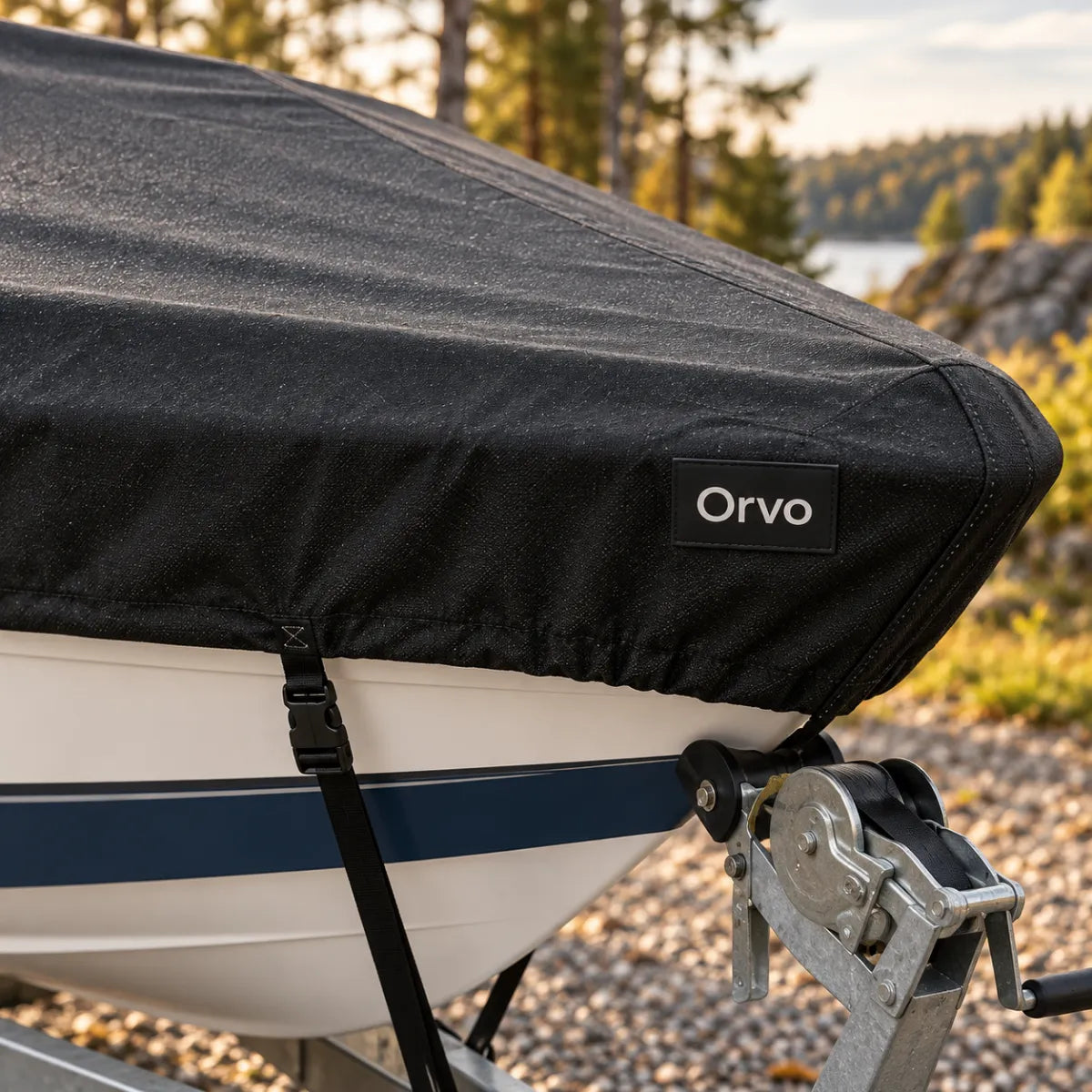 Primo piano della prua: tessuto 600D nero con logo Orvo e bordo elastico attorno allo scafo