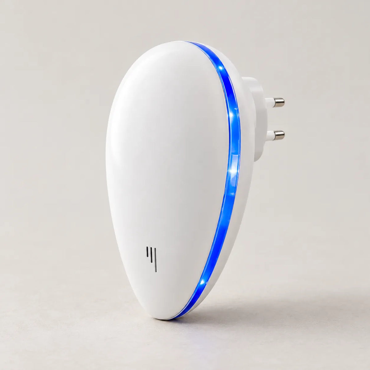 Repellente a ultrasuoni ORVO PestGuard bianco con anello LED blu e spina europea su sfondo chiaro