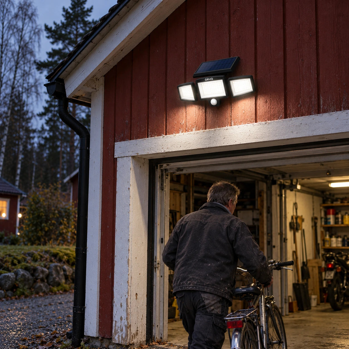 Lampada solare Orvo che illumina una tettoia per auto e il vialetto in una sera di pioggia